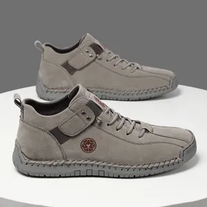 Details handgenähter grauer Wildlederschuhe mit Sternlogo und robuster Gummisohle