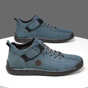 Detailaufnahme blaugrauer Wildlederschuh mit Handnaht und geprägtem Sternenmuster