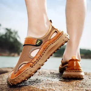 Heren outdoor sandalen van bruin leer met ademend mesh en antislipzool voor buiten