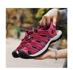 Détail de sandales de randonnée rose rouge avec lacets à cordon et bout renforcé en caoutchouc
