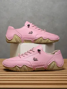 Detalle de zapatos casuales de cuero rosa con suela de goma antideslizante y logotipo