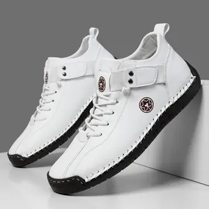 Detail von hohen weißen Lederschuhen mit Stern-Logo und handgefertigten Nähten