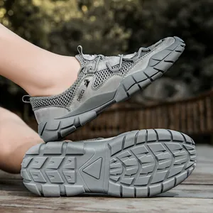 Détail d'une chaussure de trekking grise avec mesh et semelle en caoutchouc antidérapante
