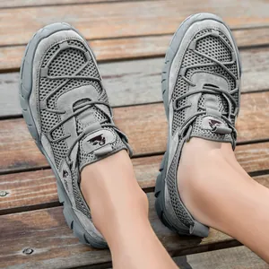 Détail d'une chaussure de randonnée grise respirante avec semelle en caoutchouc durable