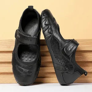 Detalle de zapatos Mary Jane de cuero negro con cierre de velcro y suela de masaje