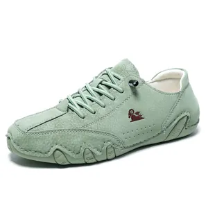 Erbsengrüne Lederfreizeitschuhe mit Widder-Logo und strapazierfähiger Gummisohle