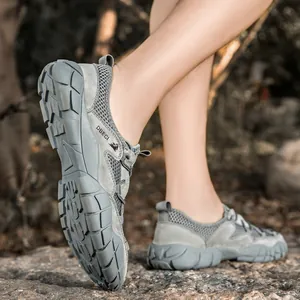 Vue détaillée du mesh respirant et du daim gris sur la chaussure de randonnée