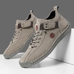Detail von grauen Wildleder-High-Top-Schuhen mit Sternlogo und Gummisohlenstruktur