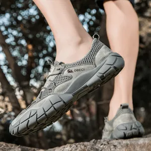 Gros plan de chaussures de randonnée grises respirantes avec semelles en caoutchouc outdoor