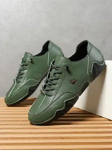 Detalle de zapatos casuales de cuero verde oscuro con costuras en contraste y suela de goma