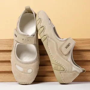 Primer plano de zapato de cuero beige con paneles de malla y cierre de velcro ajustable