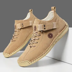 Detail von khakifarbenen Wildlederschuhen mit Kontrastnähten und Gummisohlentextur