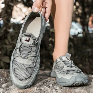 Détail d'une chaussure de randonnée grise avec mesh respirant et semelle robuste
