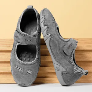 Detalle de zapatilla casual de cuero gris con velcro y suela de goma antideslizante