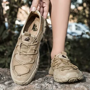 Détail d'une chaussure de randonnée kaki avec mesh respirant et semelle antidérapante
