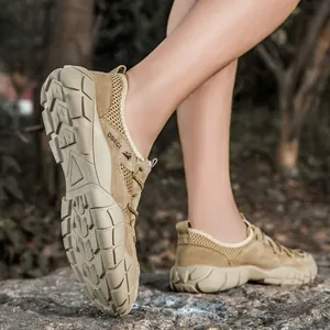 Gros plan sur chaussure de randonnée kaki avec semelle antidérapante et maille aérée