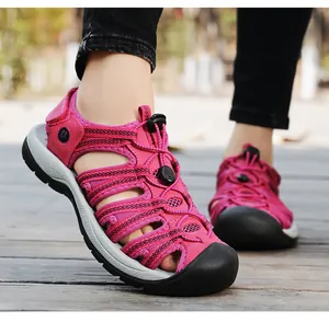 Détail de sandales de randonnée fuchsia avec bout protecteur et système de laçage