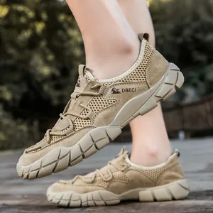 Détail de chaussures de randonnée kaki avec mesh respirant et semelles antidérapantes