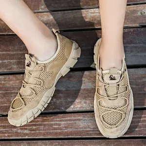 Gros plan sur le mesh respirant et le daim d'une chaussure de randonnée kaki robuste