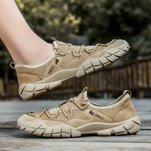 Détail de chaussures de randonnée kaki avec mesh respirant et semelle antidérapante