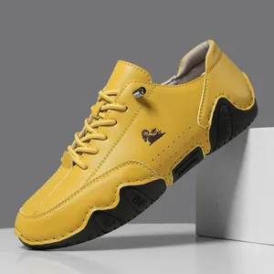 Zapato casual de cuero amarillo vibrante con suela de goma negra y logo de carnero