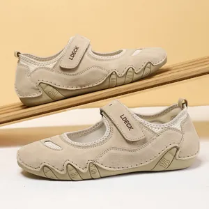 Vista macro de los zapatos de cuero caqui con malla transpirable y cierre de velcro