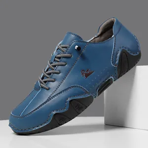Zapatos casuales de cuero azul oscuro con logo grabado y suela de goma antideslizante