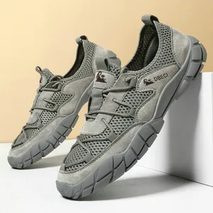Détail macro de la tige en mesh respirant et daim avec système de laçage rapide sur chaussure