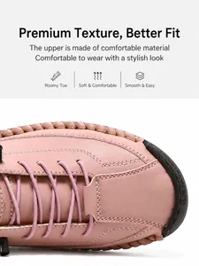 Gros plan sur le cuir texturé rose et les coutures faites à la main sur la chaussure