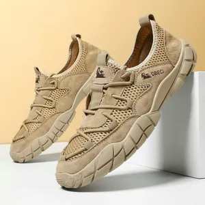 Détail de chaussures de randonnée kaki avec mesh respirant, daim et semelle en caoutchouc