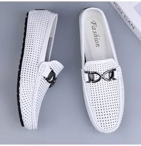 Detailweergave van witte geperforeerde leren loafers met een stijlvolle metalen gesp