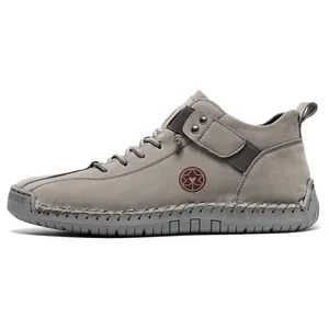 Detail der handgenähten Lederoberfläche und grauen Gummisohle bei lässigen Herren-High-Tops