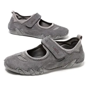 Detalle de zapatos LDECK de cuero gris con paneles de malla y cierres de velcro