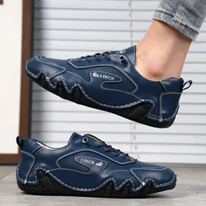 Dettaglio dei mocassini in pelle blu navy con cuciture a contrasto e suola in gomma robusta
