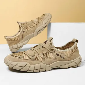 Détail de chaussures de randonnée kaki avec mesh respirant et semelle antidérapante