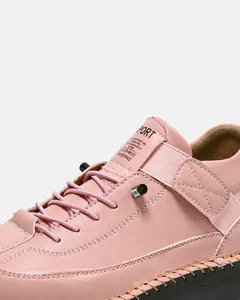Détail des lacets élastiques et des coutures faites main sur chaussures en cuir rose