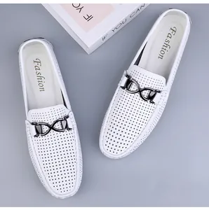 Detailopname van witte ademende leren loafers met geperforeerde textuur en metalen gesp