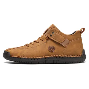 Detailansicht des handgenähten Leder-Obermaterials und der Gummisohle bei braunen Schuhen