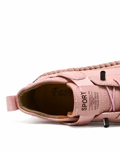 Détail de la doublure en maille respirante et structure interne des chaussures décontractées