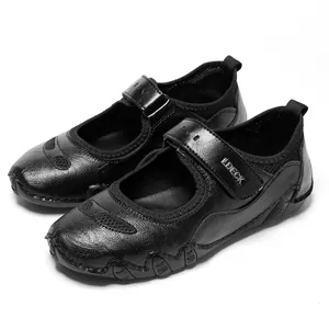 Zapatos casuales de mujer en cuero negro con cierre de velcro y paneles de malla fina