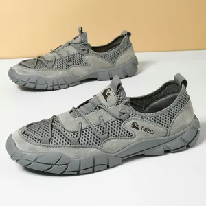 Gros plan de chaussures de randonnée en maille avec semelle robuste et tissu respirant