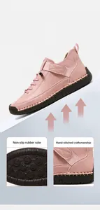 Détail d'une chaussure rose avec coutures main et semelle en caoutchouc antidérapante