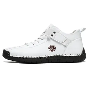 Detail weißer Leder-Freizeitschuhe mit handgenähter Sohle und seitlichem Stern-Logo
