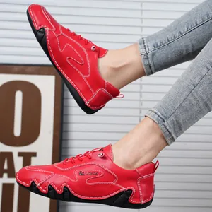Vista laterale di scarpe casual da uomo in pelle rossa con cuciture bianche e suola nera