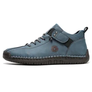 Detailansicht der handgenähten Lederoberfläche und Gummisohle an Freizeit-Schuhen