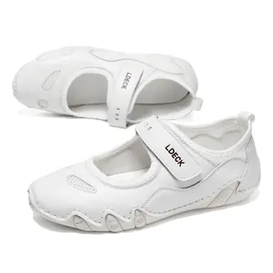 Vista detallada de zapatillas Mary Jane de cuero blanco con velcro y suelas de caucho