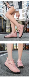 Détail de baskets en similicuir rose avec bandes velcro et semelle épaisse