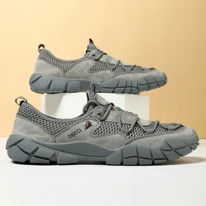 Détail de chaussures de randonnée grises avec mesh respirant et semelles antidérapantes