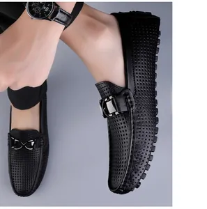 Detail van zwarte ademende lederen loafers met zilveren gesp en antislip rubberen zool
