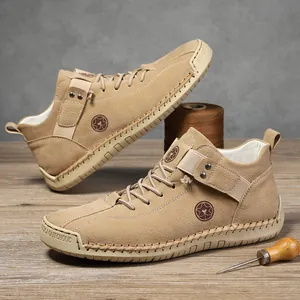 Detaillierte Makroaufnahme der handgenähten Gummisohle bei Herrenschuhen in Vintage-Khaki